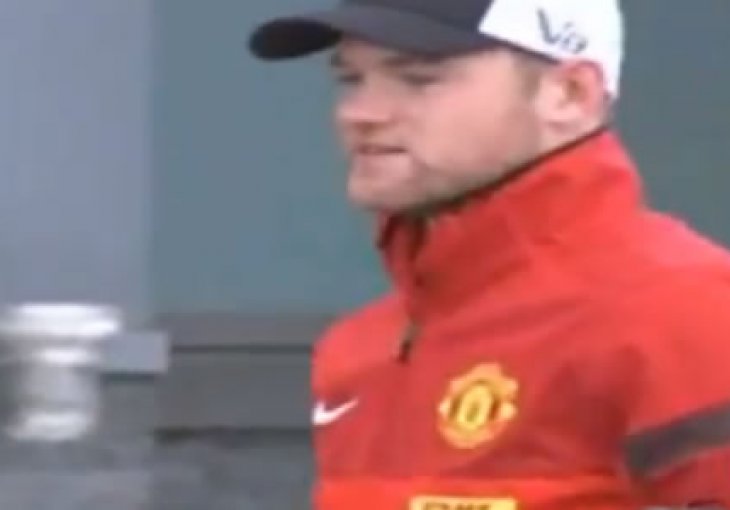 Pogledajte šta je Rooney doživio od navijača tokom parade