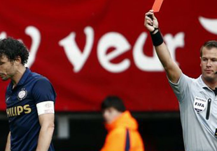 Van Bommel na svojoj zadnjoj utakmici dobio crveni karton