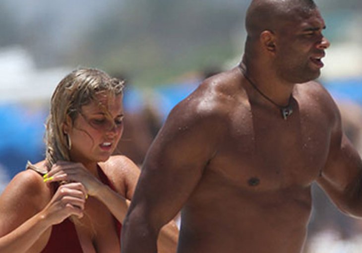 Overeem se deblja i uživa na plaži čekajući ime protivnika