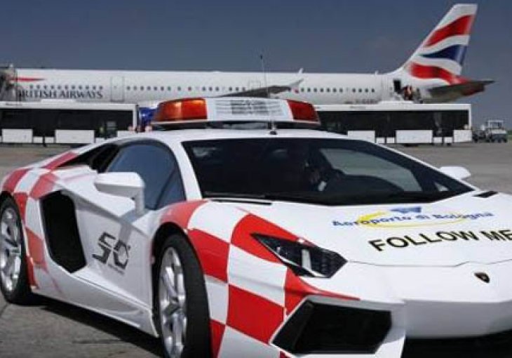 Lamborghini Aventador LP700-4 navodi avione 