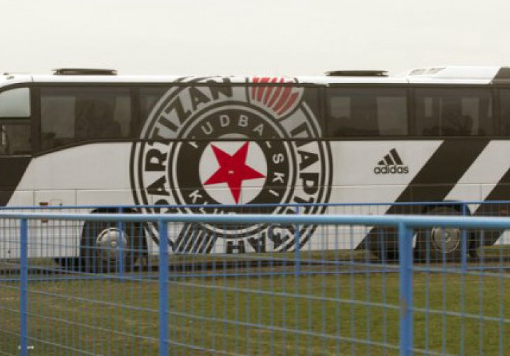 Napadnut autobus sa fudbalerima Partizana