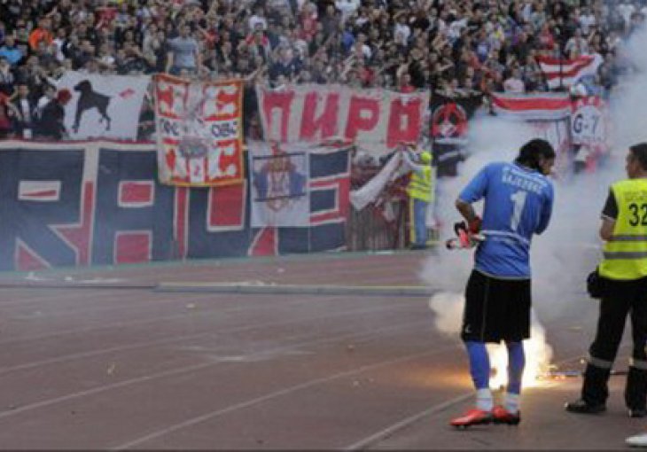 Delije bakljama gađale igrače Zvezde uz povike: Vi ste pi*ke najveće!