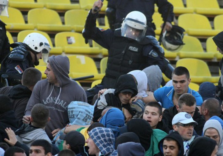 Nevjerovatni ispadi u Beogradu: Bakljama na roditelje sa djecom!