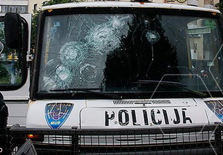 Veliki navijački neredi u Mostaru, napadnuta i policija