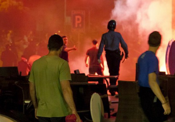 Masovna tuča Torcide i Armade na autoputu