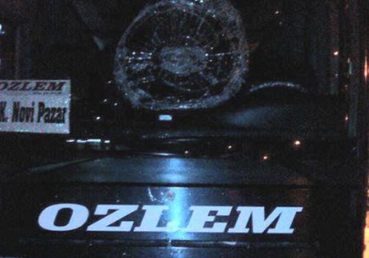 Uz nacionalističke provokacije, kamenovan autobus Novog Pazara