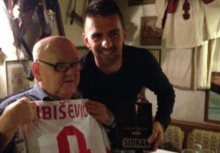 Vedad Ibišević poklonio Abdulahu Sidranu dres