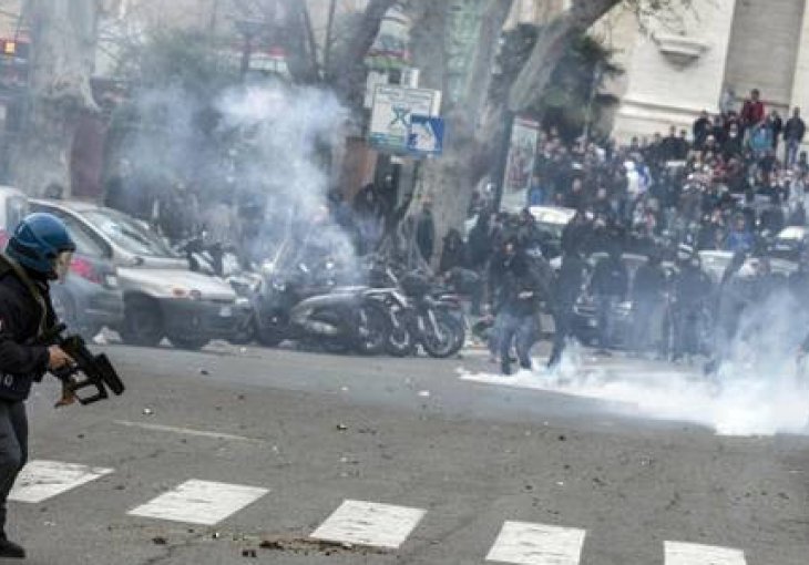 Navijači kamenovali autobus u kojem nisu bili Pjanić, Totti, De Rossi...