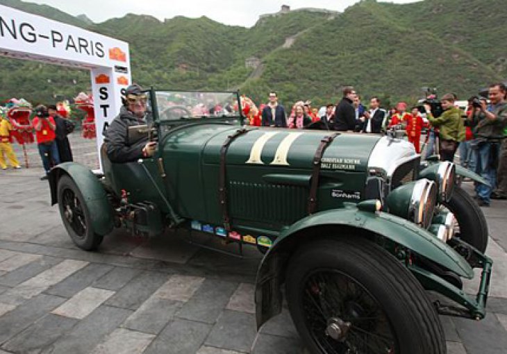 Stotinu starinskih automobila krenulo na put od Pariza do Pekinga