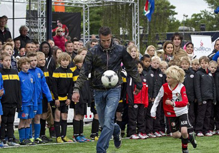 Van Persie sa dječacima igrao 