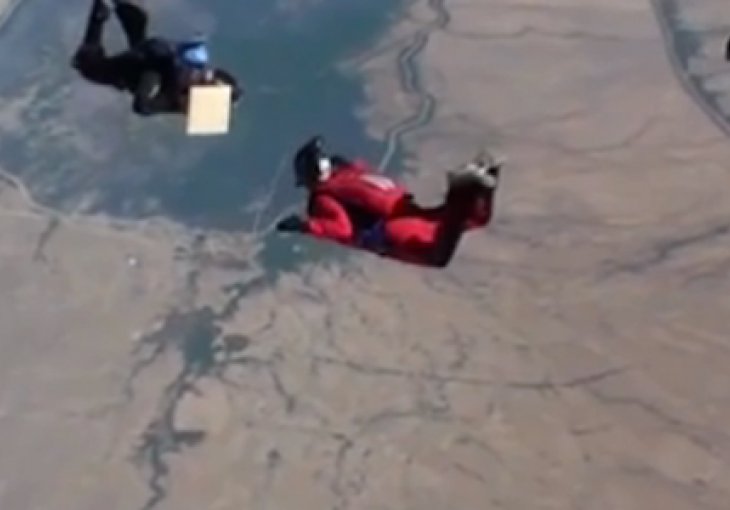 Karate potezom pri skoku iz aviona razbio 12 daski