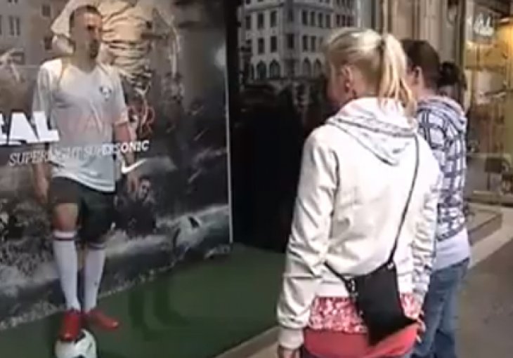Ribery iz izloga plašio prolaznike!
