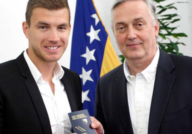 Ministar Lagumdžija uručio Džeki diplomatski pasoš