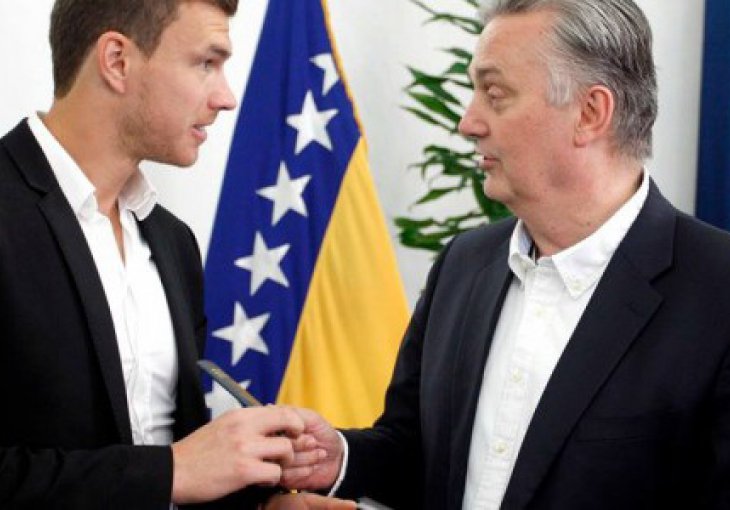 (Ne)obična molba za Edina Džeku
