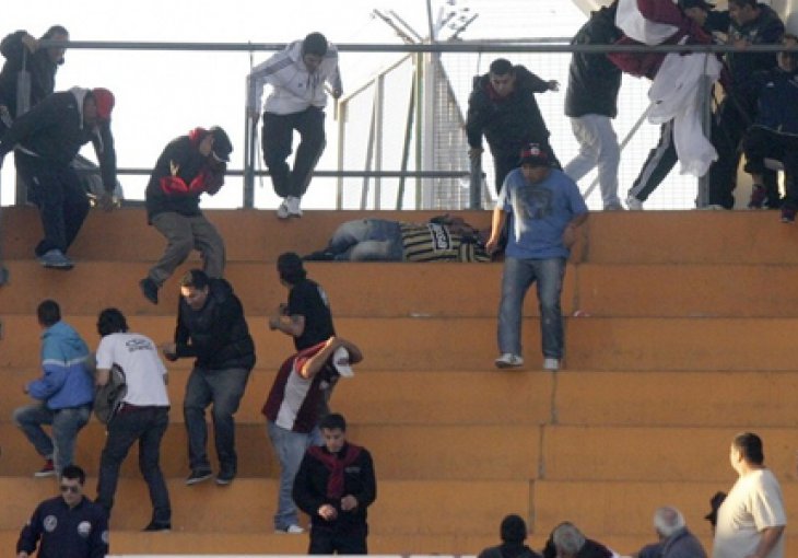 Policajac ispred stadiona ubio navijača, drugog ranio