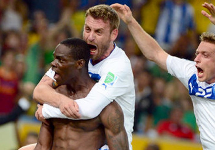 Mario Balotelli bacio na koljena Meksikance