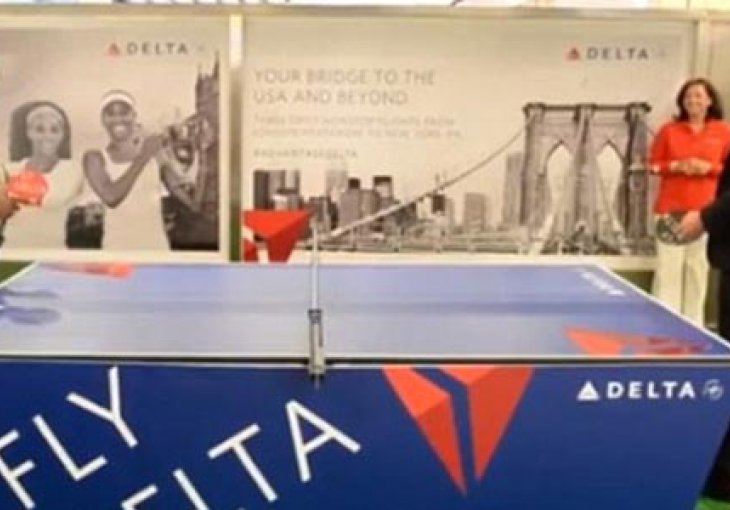 Reket za stoni tenis u Sereninoj ruci izgleda kao čačkalica