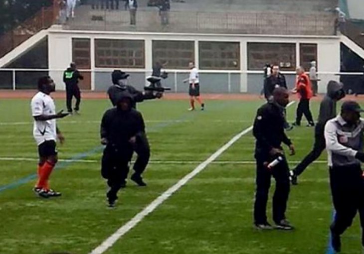 Francuski huligani opremljeni palicama i sjekirama