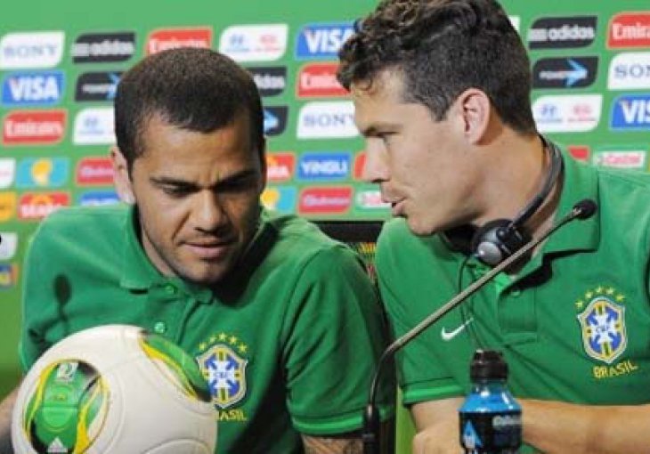 Hernanes u ulozi prevodioca Daniju Alvesu na press konferenciji