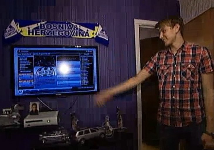 Stoper Chelseaja drži šal Bosne i Hercegovine u sobi