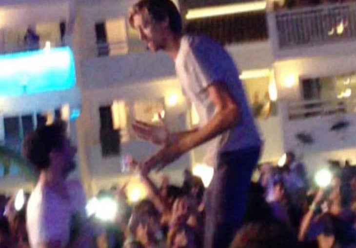 Peter Crouch zabavljao društvo na Ibizi 