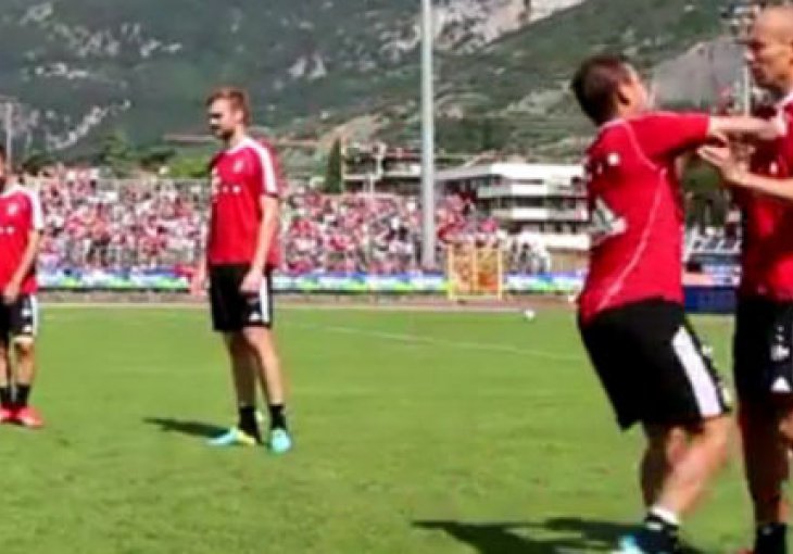 Igrači Bayerna se tuku pred Guardiolinim očima