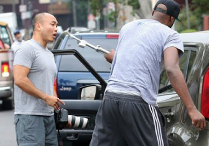 Lamar Odom na sred ulice polupao paparazzima vozilo i opremu