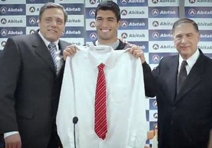 Luis Suarez dres zamijenio košuljom, a teren kancelarijom