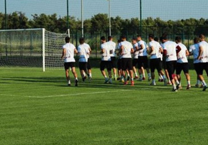 Nogometaši Sarajeva stigli u Tiranu, večeras prvi trening
