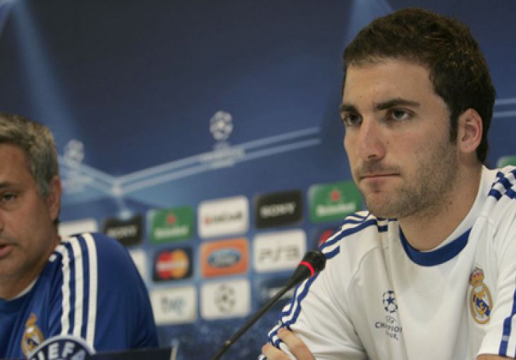 Mourinho pričom o Rooneyju odvlači pažnju od Higuaina