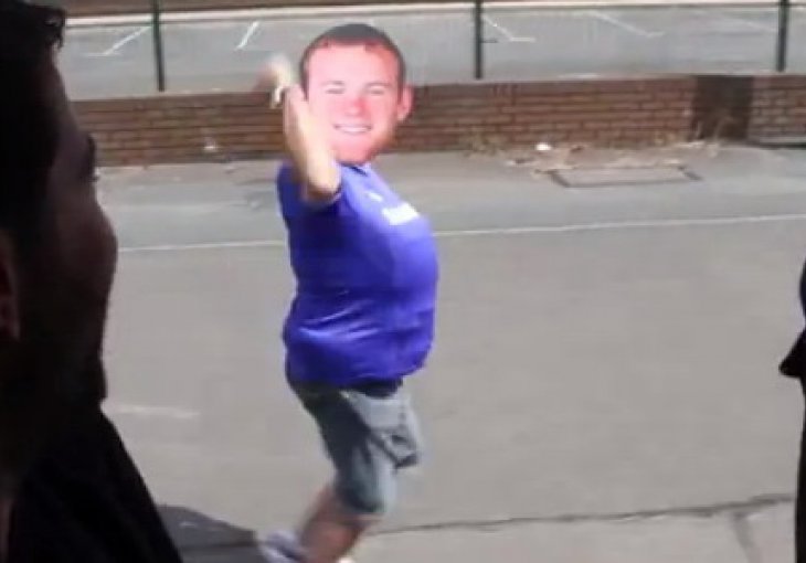 Trči Wazza, trči: Rooney trčao za autobusom Chelseaja