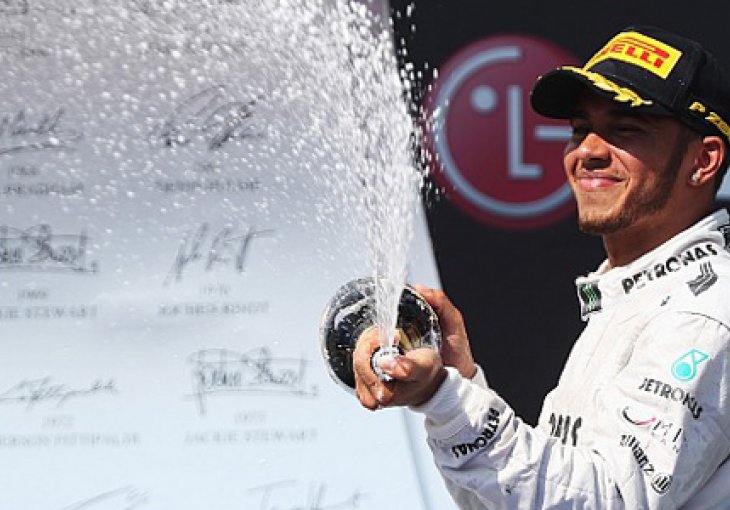 Lewis Hamilton konačno slavio za volanom Mercedesa
