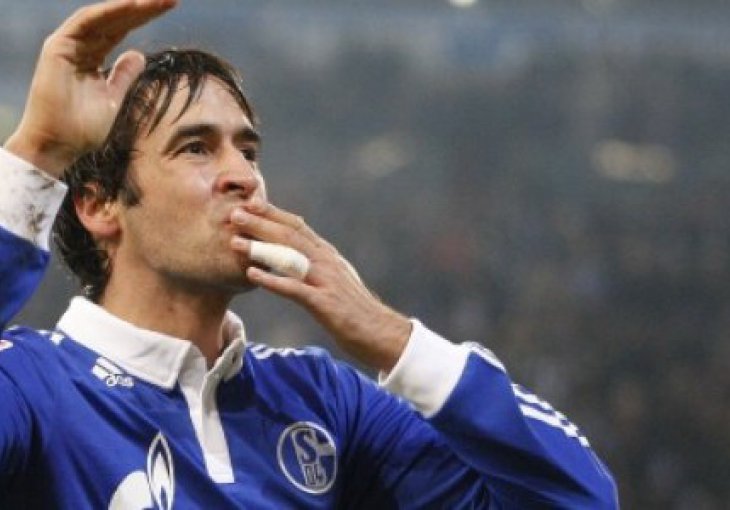 Stadion je bio previše mali da primi sve one koji su legendu željeli gledati zadnji put