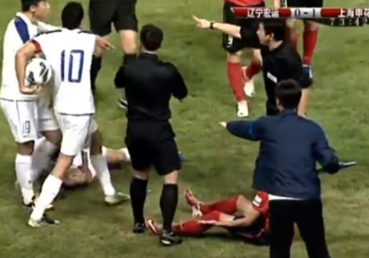 Kakav divljak: Ograničeni Zang tvorac najgrubljeg faula godine