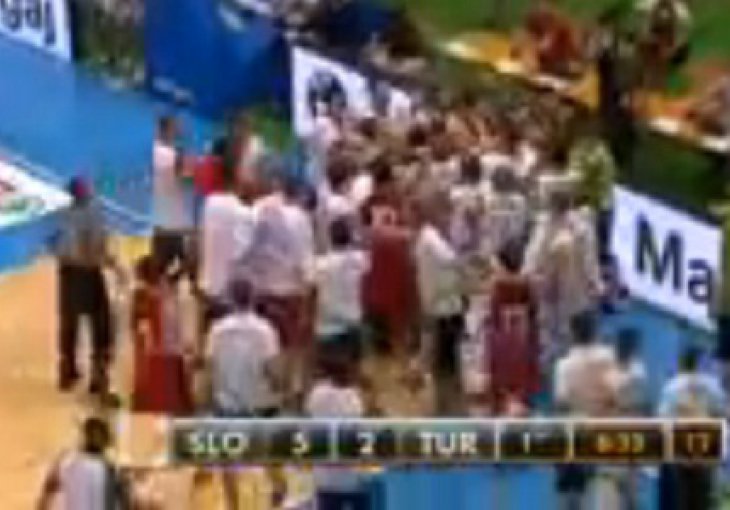 Pogledajte tuču košarkaša Turske i Slovenije