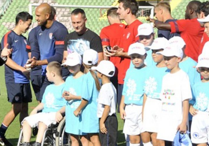 Ambasador i mališani na treningu reprezentacije SAD na Koševu