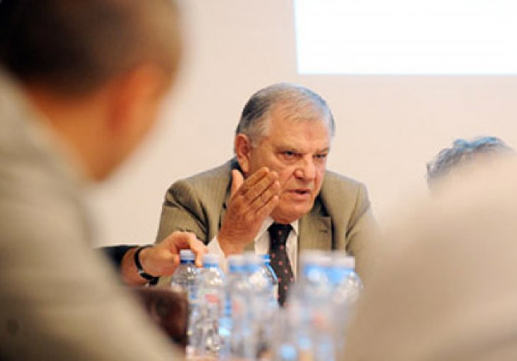 U Srbiji peticijom ruše 
