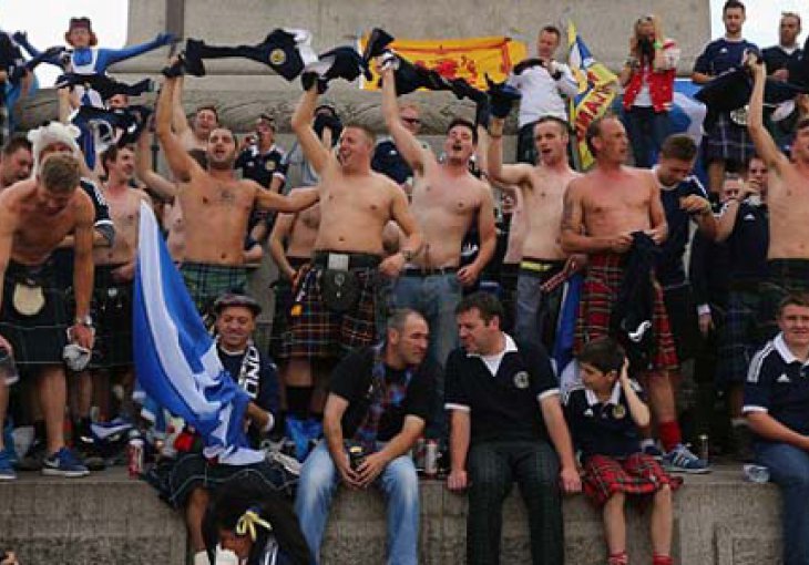 Škoti u Londonu popili hektolitre piva, izviždali kraljicu i pravili haos