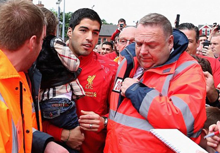 Pogledajte kako je Luis Suarez dočekan na Anfieldu