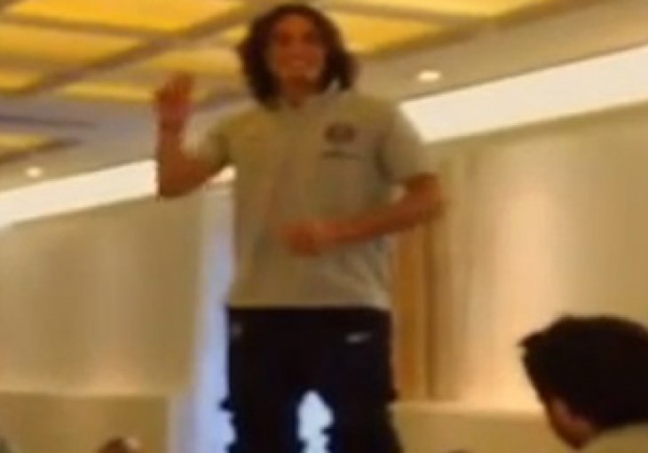 Kafanski čovjek: Edinson Cavani pleše po stolovima