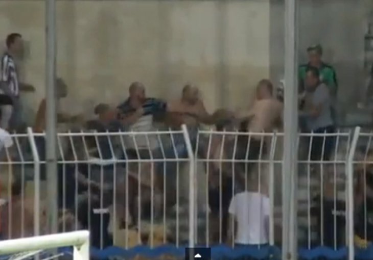 Masovna tuča bugarskih huligana na tribinama