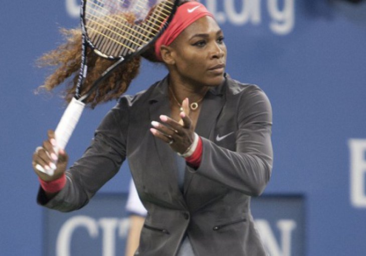 Serena Williams na zagrijavanje izašla u sakou!