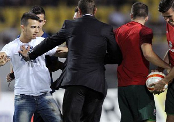 Gareth Bale je u Skoplju imao bliski susret sa navijačima na terenu
