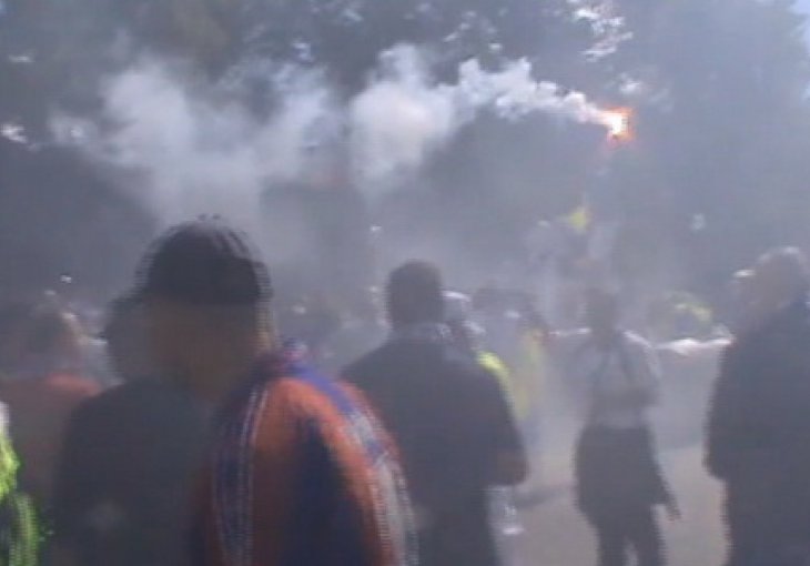 Specijalna policija opkolila trg na kojem su bh. navijači