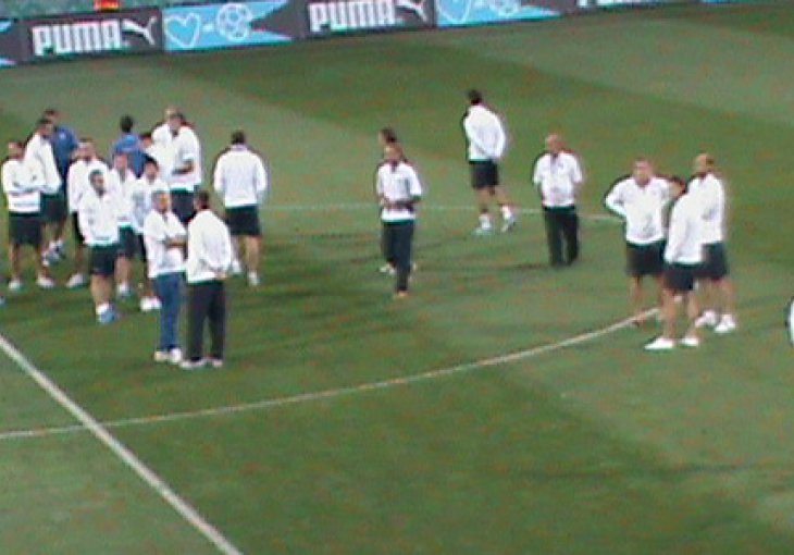 Zmajevi izašli na teren, stadion proključao