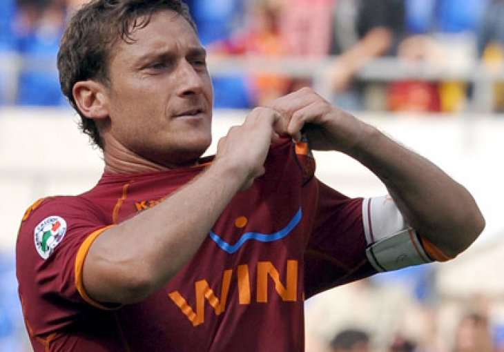 Jedan život, jedan klub: Totti potpisao novi ugovor s Romom