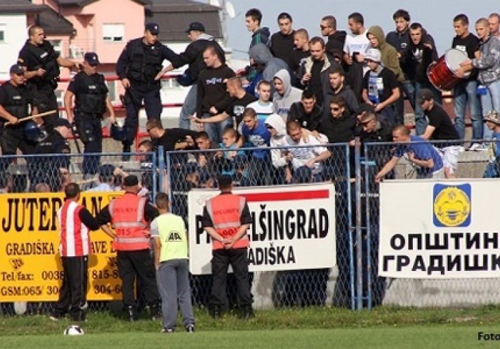 Manijaci reagirali zbog pokušaja MUP-a RS da im oduzmu zastavu sa ljiljanima