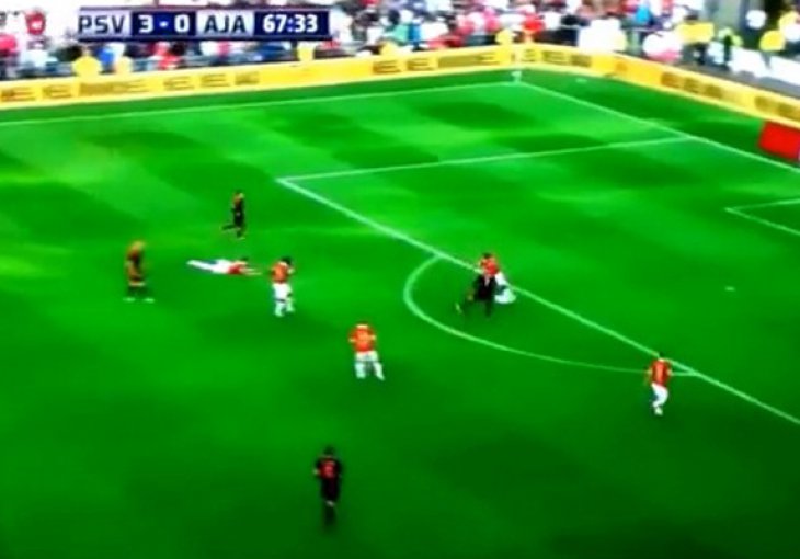 Začuđujući sprint sudije na utakmici PSV-a i Ajaxa