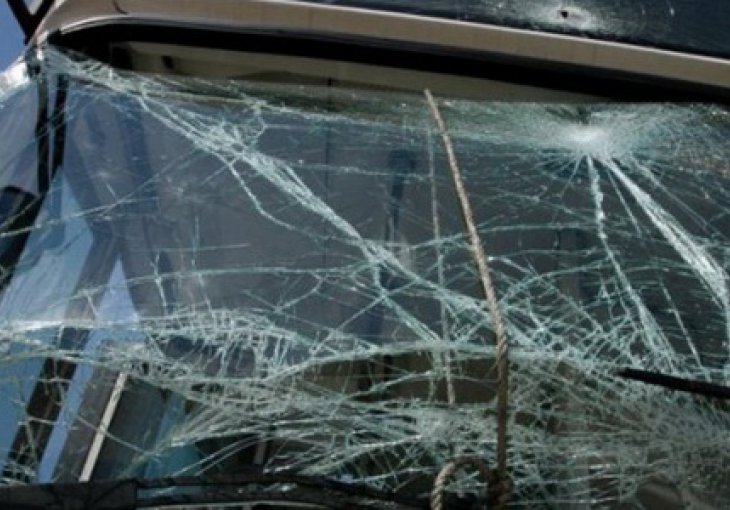 Napadnut autobus sa navijačima Borca na izlazu iz Sarajeva