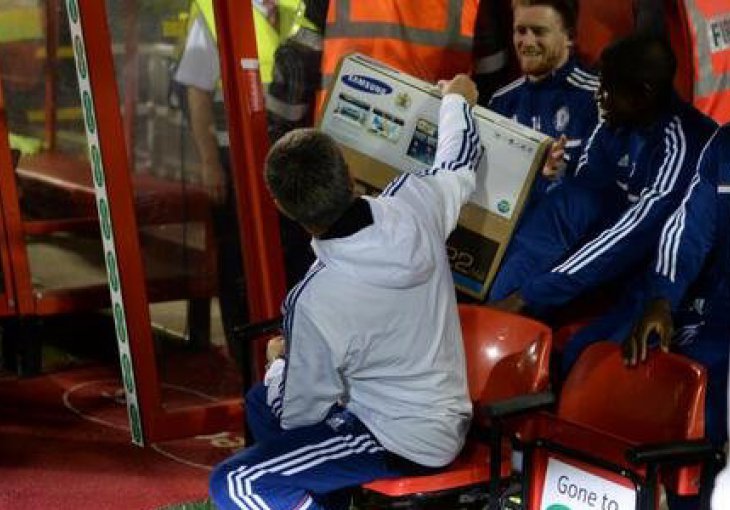 Mourinho dijelio poklone na klupi tokom utakmice sa Swindonom